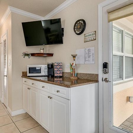Walkable To Restaurants And Steps To The Beach! - Coconut Villa'S Suite 10 سانت بيتي بيتش المظهر الخارجي الصورة